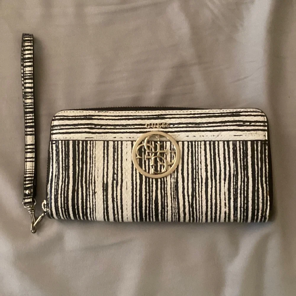 Black & White Guess Wristlet - Picture 1 of 3